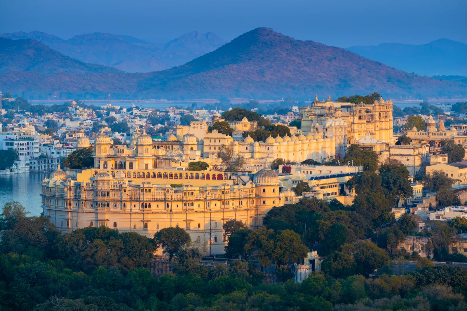 Best Places to Visit in Udaipur : The City of Lakes and The Royals